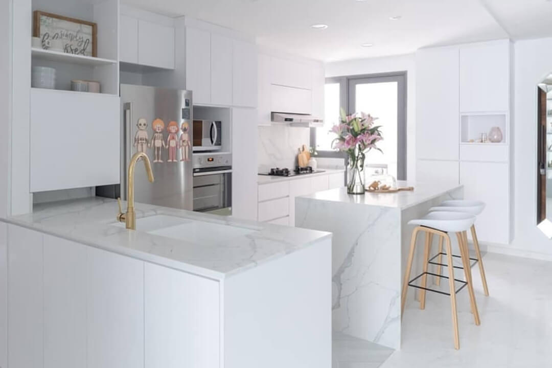 Minimalist Kitchen Design Idea With Kami Barstool - Comfort Furniture