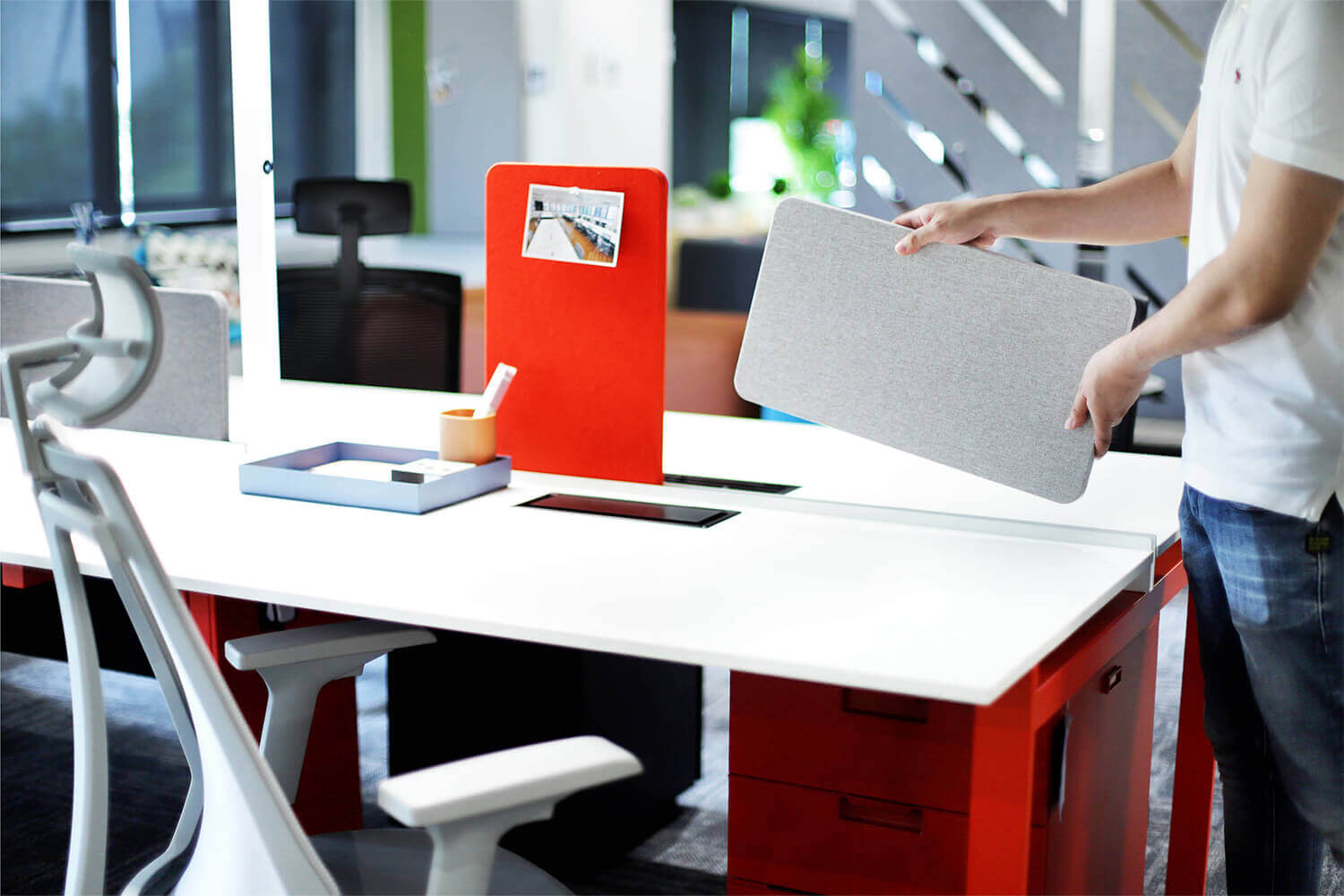 Removing screen for Intel workstation - Comfort Furniture
