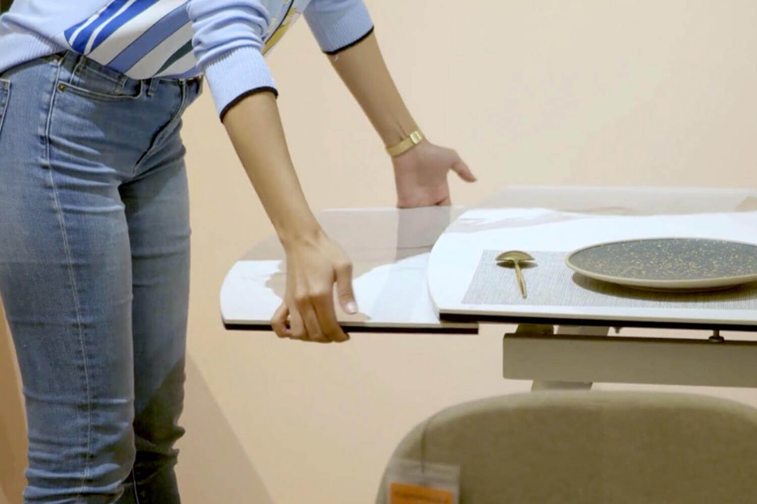 RenoKing trying out Extendable Table - Comfort Furniture