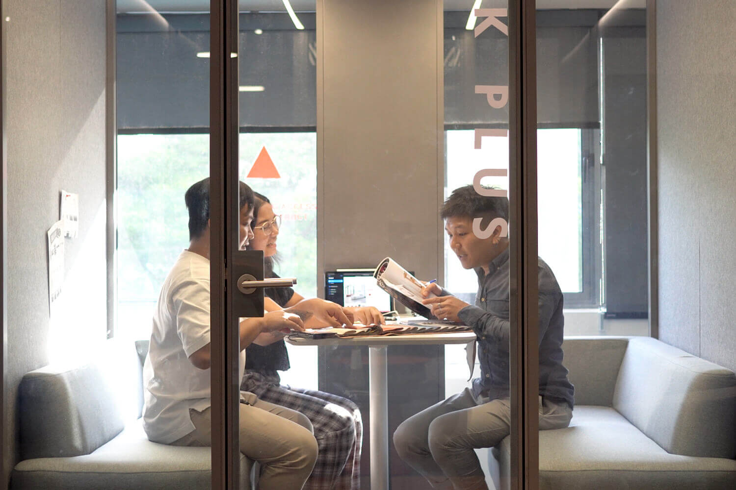Lull Talk Plus Meeting Pod - Comfort Furniture